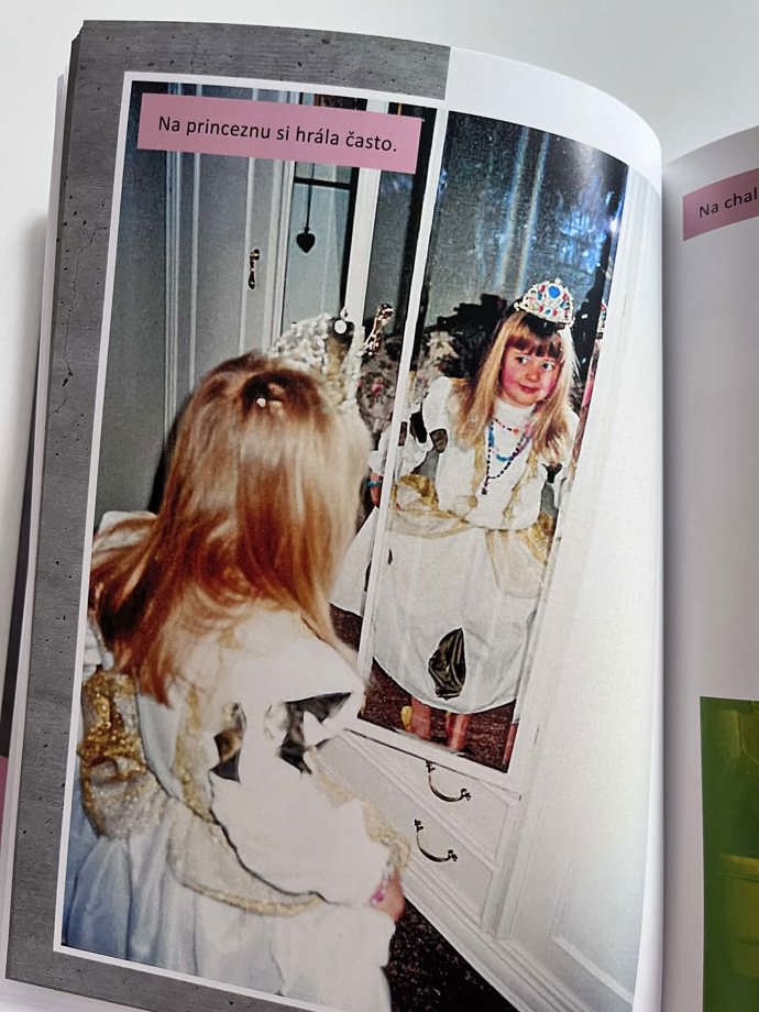 Často si také hrála na princeznu. To se jí v budoucnu splnilo v divadle. 