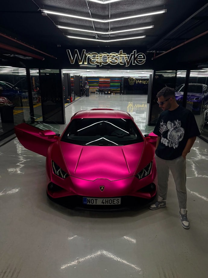 Adam Kajumi a jeho růžové Lamborghini. 