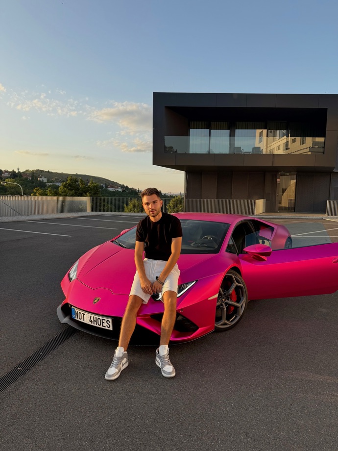 Adam Kajumi se vyjádřil ohledně rušení klidu v Praze. 