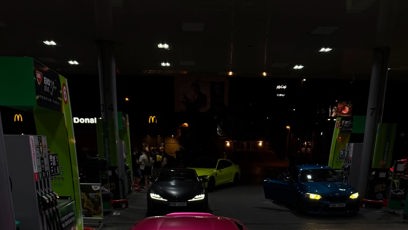 FOTO: Adam Kajumi miluje své auto.