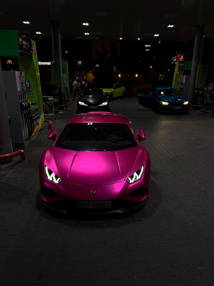 Adam Kajumi miluje své auto. 