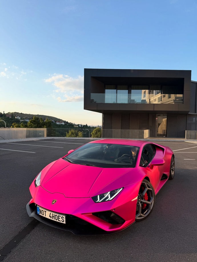 Adam Kajumi a jeho růžové Lamborghini. 