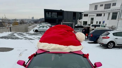 FOTO: Adam Kajumi a jeho auto se specifickou SPZ.
