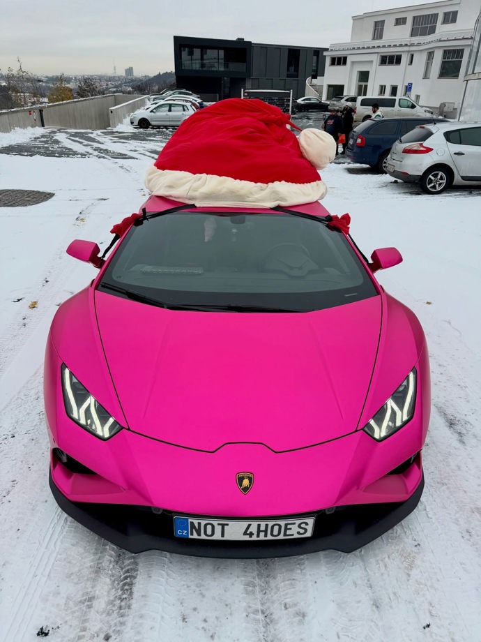 Adam Kajumi a jeho auto se specifickou SPZ. 