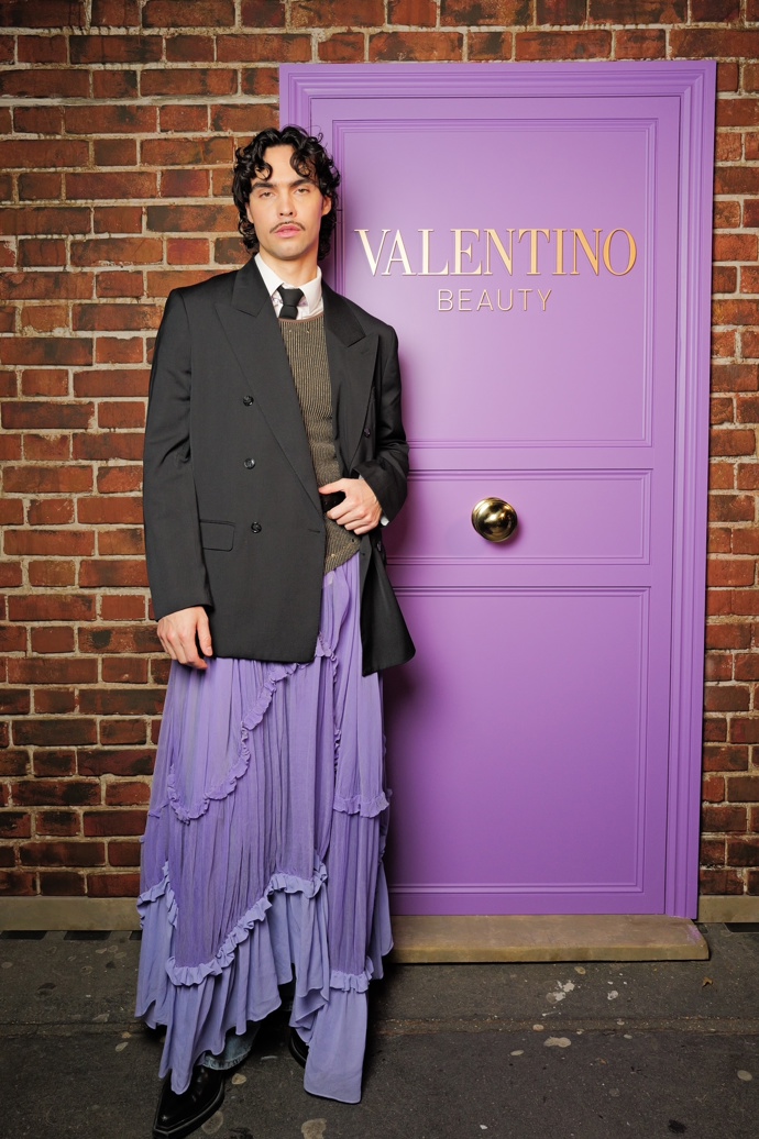 ...ale i zpěvák ADONXS. Pohled na hedvábí se tak ve světě módy neustále neustále posouvá. Může tvořit skvělý základ šatníku a zároveň nikdy nebude nudné