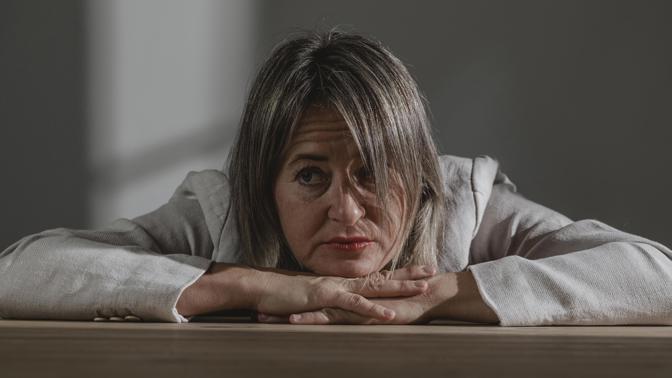 Starší žena, příběh