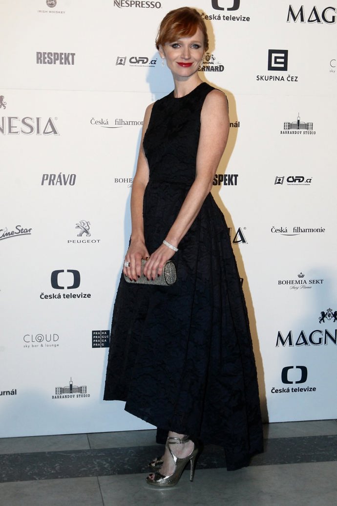 Luxusní styling tohoto modelu nedává znát, že jde o šaty z konfekce, konkrétně z řetězce H&M. Doplňky zkrátka mají velkou sílu 