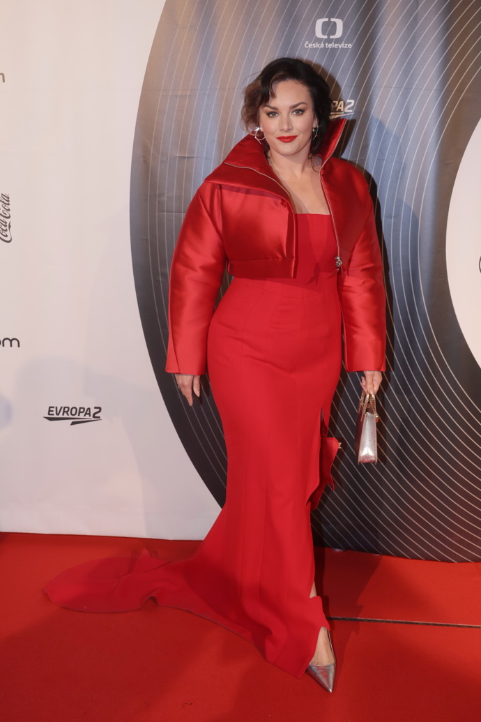 Ewa Farna oblékla na míru šitý model od slovenského návrháře Borise Krále. 