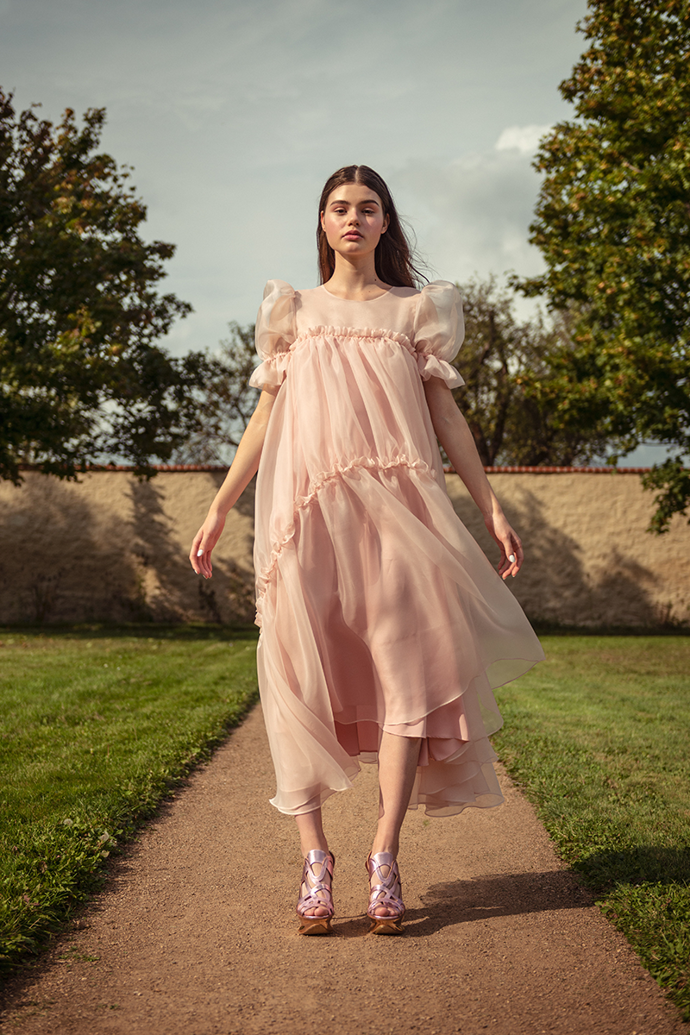 ...i jemné látky. Růžové šaty se hodí jak pro nevěsty, tak pro družičky