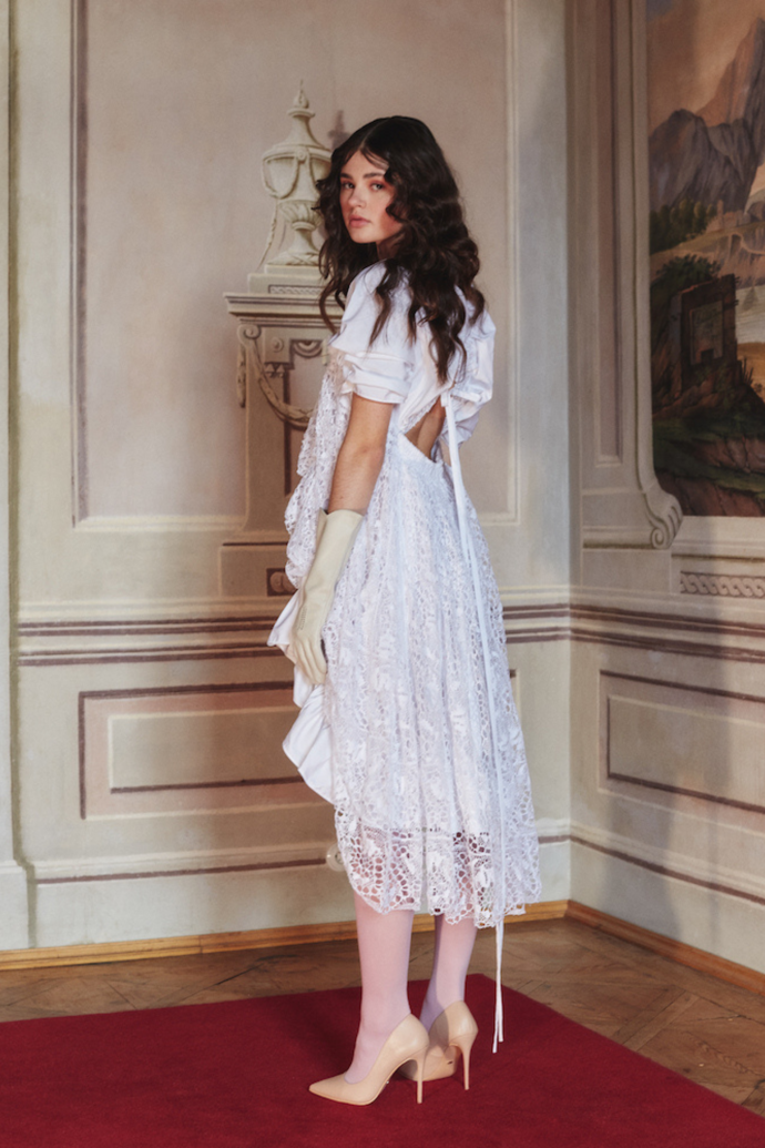 Lze kombinovat různé tóny bílé i vsadit na rozpustilé detaily, asymetrickou délku, punčocháče nebo doplňky jako třeba rukavičky.