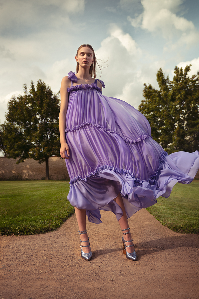 Hedvábné kousky najdete i u značky NANICHE, pro kterou tvoří návrhářka Natálie Dufková. Tento model v poslední době neoblékly jen ženy...