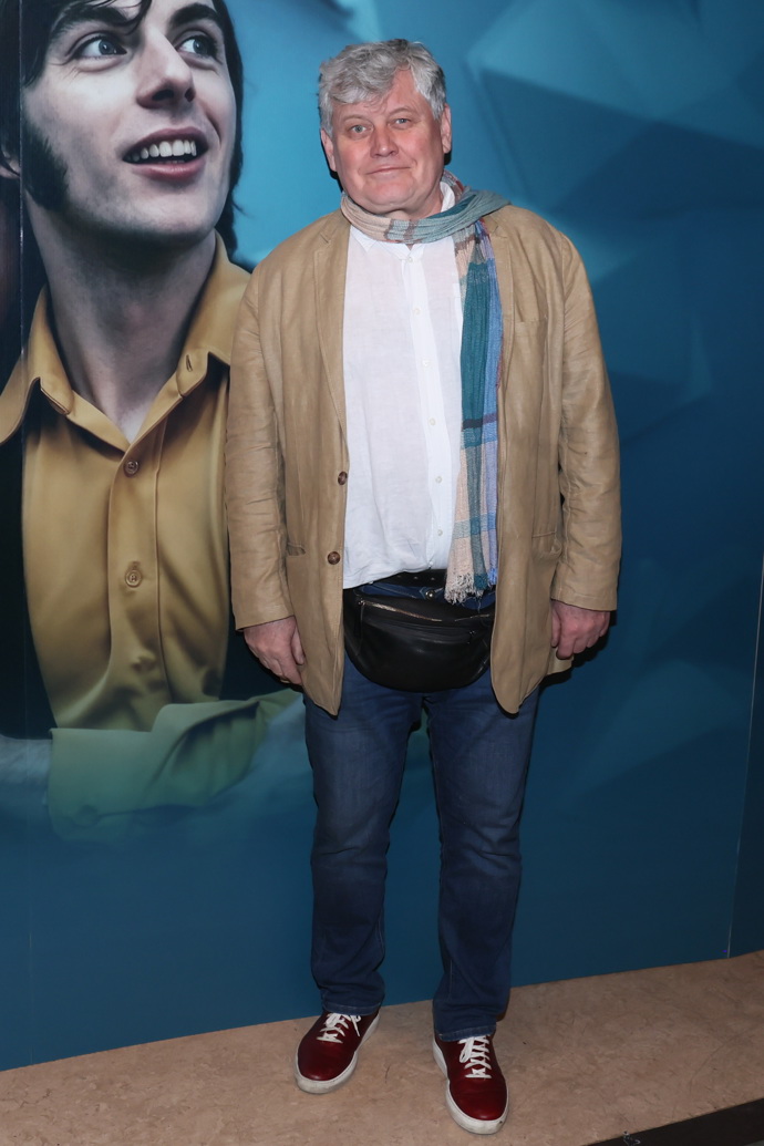 Miroslav Hanuš ozvláštnil outfit dlouhou barevnou šálou a mladistvými teniskami. 