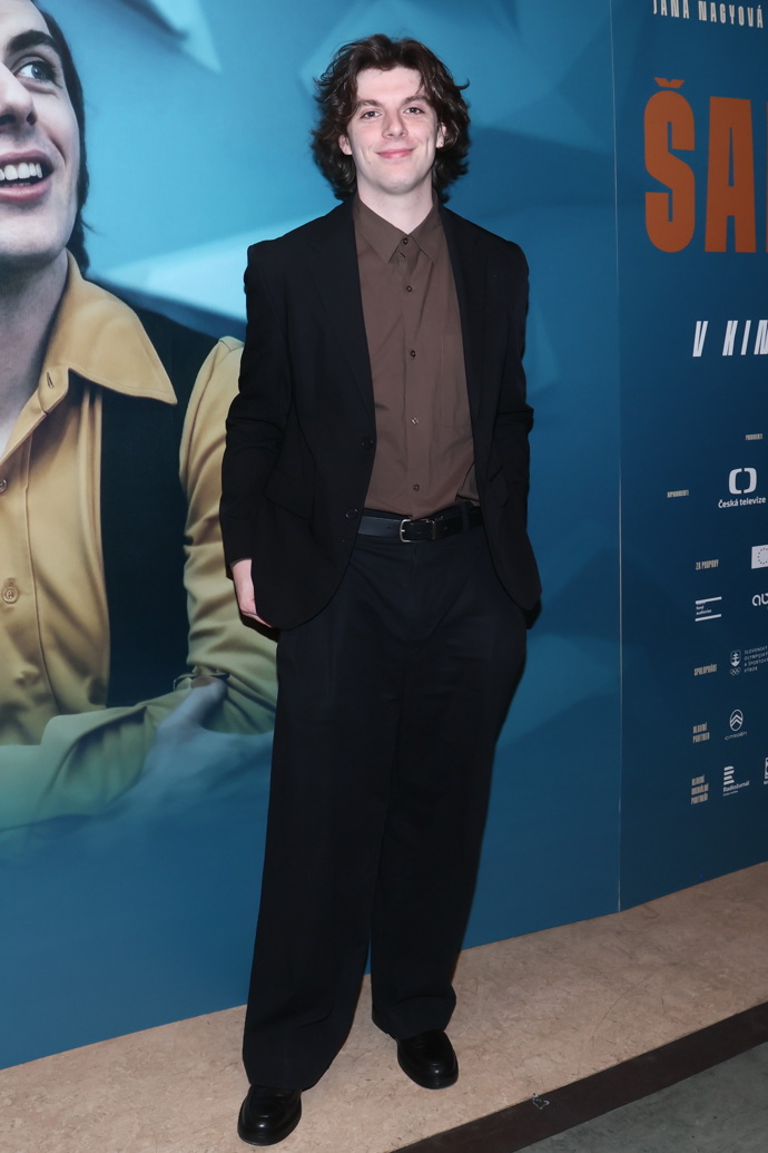 Představitel hlavní role Ondřeje Nepely, Adam Kubala, oblékl pod černé sako hnědou košili. 