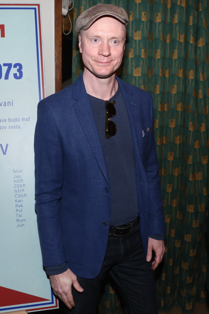 Jan Budař oblékl tmavě modré sako a nezapomněl na svoji oblíbenou bekovku. 
