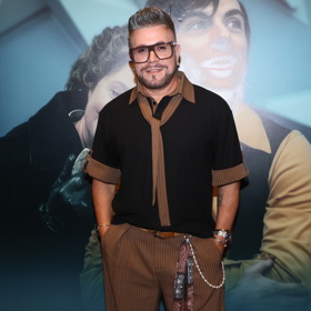 Osmany Laffita oblékl působivý hnědo-černý outfit doplněný o netypickou vázanku, suplující kravatu.