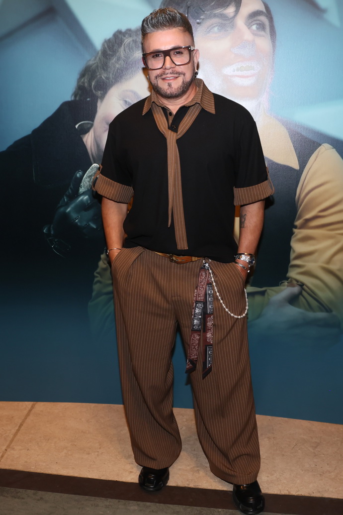 Osmany Laffita oblékl působivý hnědo-černý outfit doplněný o netypickou vázanku, suplující kravatu.