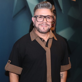 Módní návrhář do prvních teplejších jarních dnů vytáhl krátký rukáv.