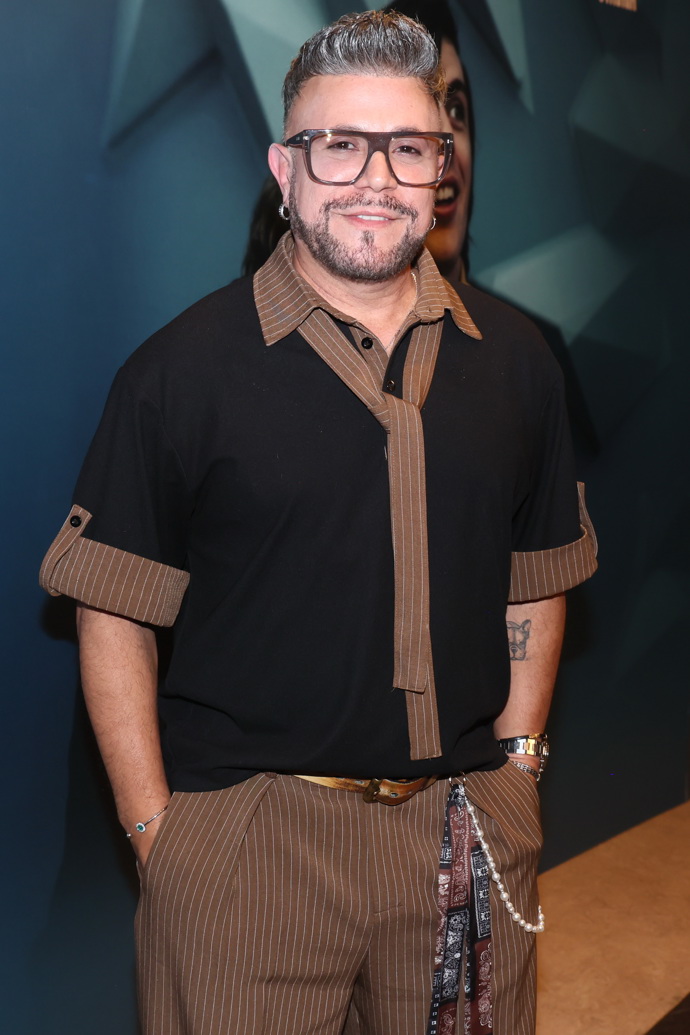 Módní návrhář své kalhoty ozvláštnil závěsem z perel a barevných šátečků. 