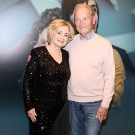 Ve společnosti jí dělal doprovod manžel Toni Pulm. 