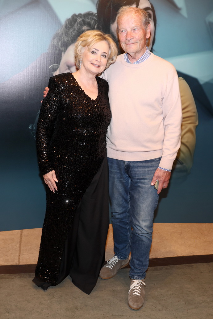 Ve společnosti jí dělal doprovod manžel Toni Pulm. 