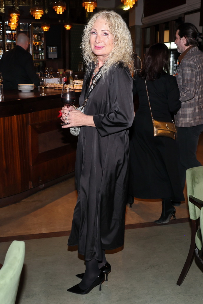 Světlana Nálepková oblékla černé saténové šaty doplněné o černé lodičky s uzavřenou špičkou. 