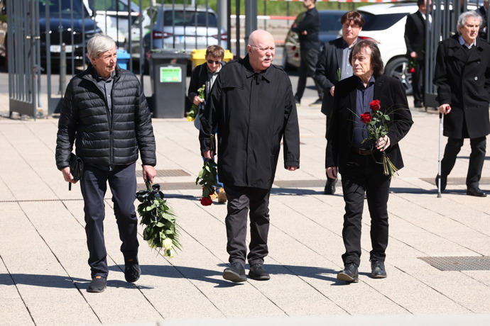 Hosté se scházejí na pohřbu Václava Hybše.