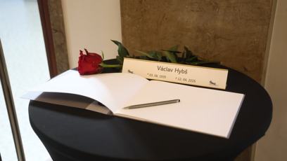 FOTO: Kondolence na pohřbu Václava Hybše.