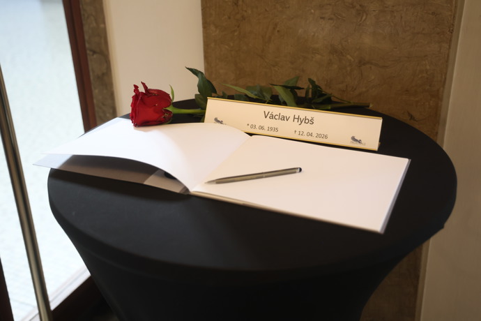 Kondolence na pohřbu Václava Hybše.