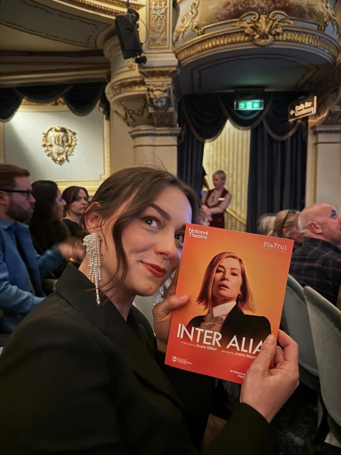 Beáta Kaňoková vyrazila se snoubencem na představení do Anglie.