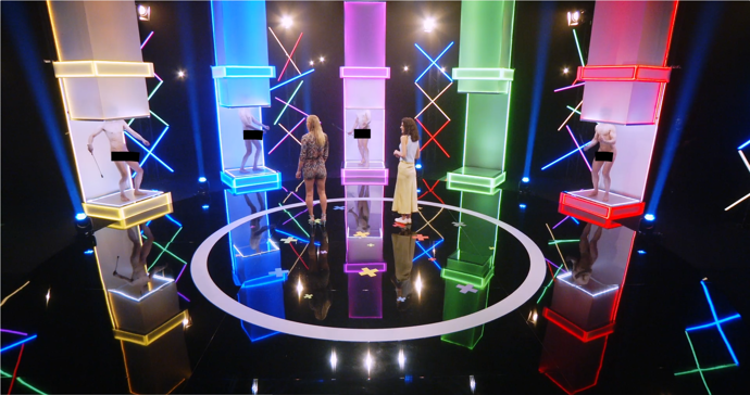 Moderátorka a cestovatelka si pro nahé nápadníky připravila drsnou zkoušku s bičíkem.