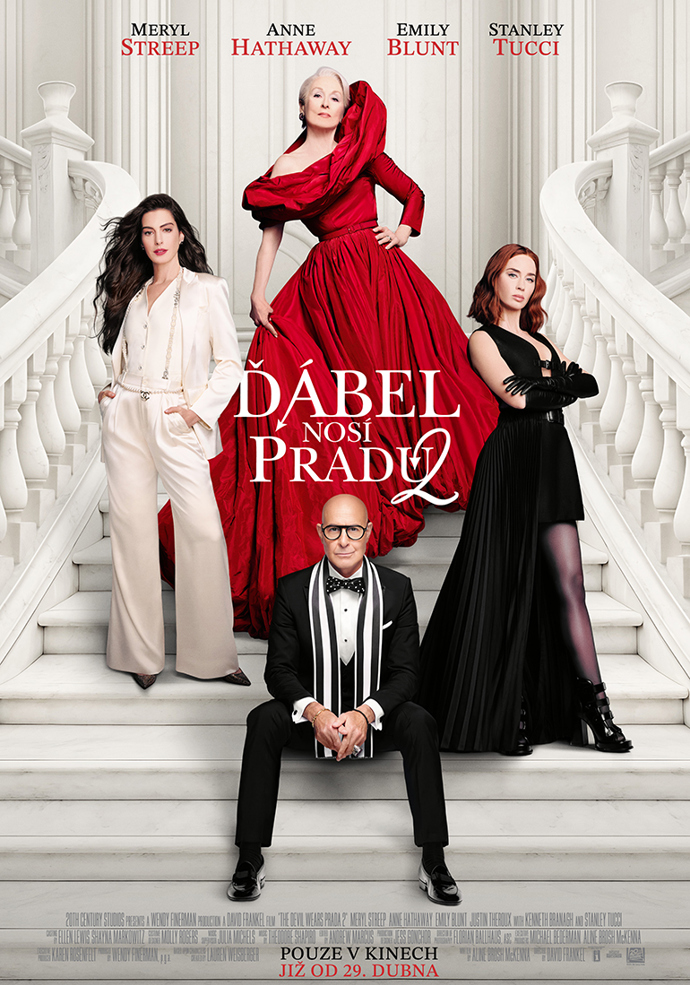 Červené šaty pro Meryl Streep vytvořil italský návrhář Pierpaolo Piccioli, který je kreativním ředitelem značky Balenciaga. 