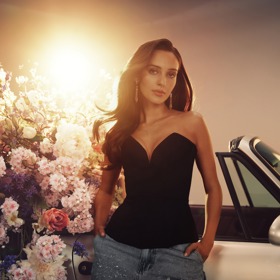 Charlotte Gottová vydává nový singl. 