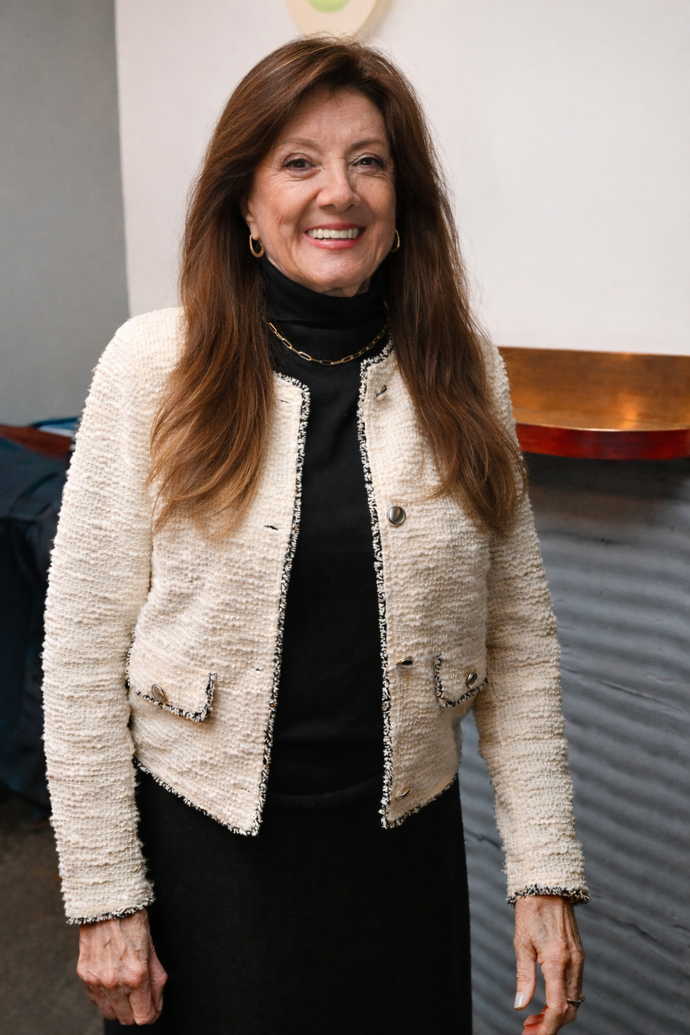 V prodloužených vlasech působí zpěvačka možná trochu křečovitě. 