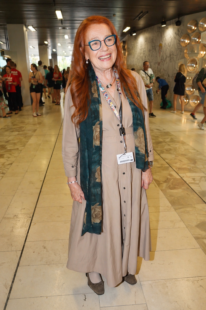 V dlouhých vlasech vypadá skvěle - a možná o pěkných pár let mladší. 