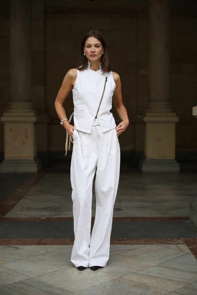 Že na svatbu nemusíte být jen v něžných šatičkách, dokazuje značka HEAVENS JEANS.