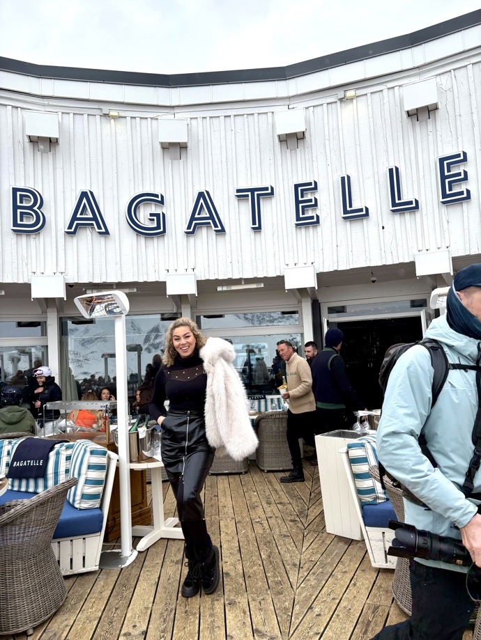 Exotická kráska navštívila známý aprés – ski bar Bagatell.