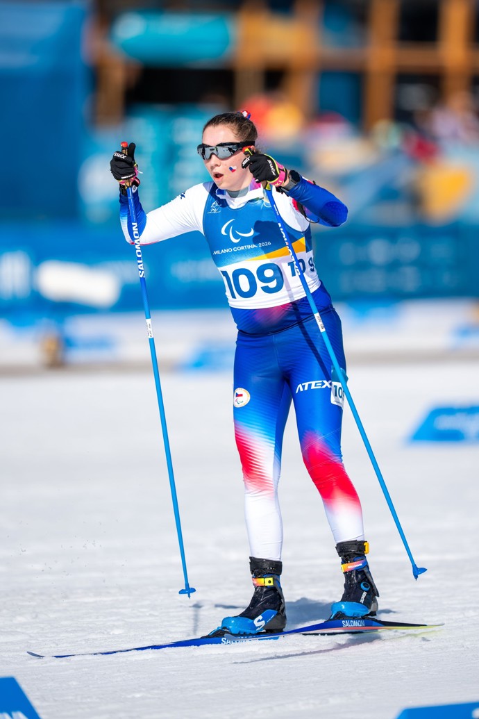 Simona oslepla ve čtrnácti letech v důsledku atrofie očního nervu. 