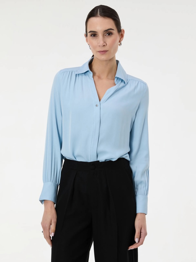 I pro modrou košili jsem našla alternativu v Orsay, tato košile je za 549 Kč, tedy po slevě bude stát něco málo přes 400 korun. 