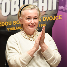 Čelenku s třpytivými kamínky po šedesátce nosí i Jana Nagyová. Slovenská herečka mladistvý doplněk kombinuje s minimalistickým oblečením a výraznými perlami.