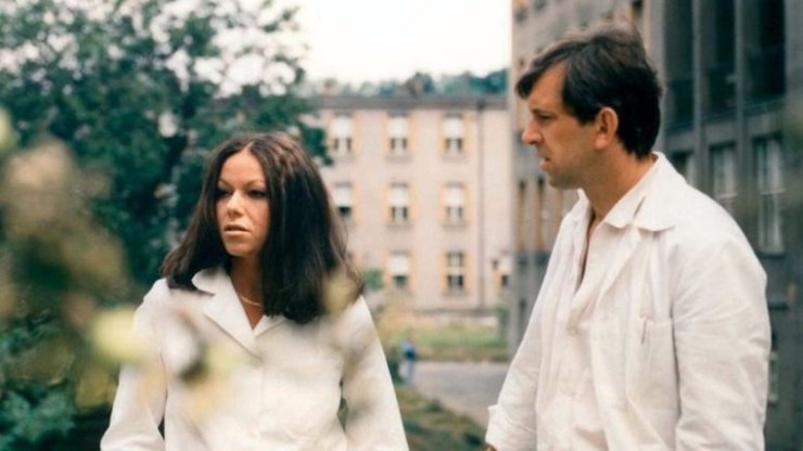 KVÍZ: Hudečková kvůli Sanitce sekla s herectvím. Poznáte retro seriál podle fotky?