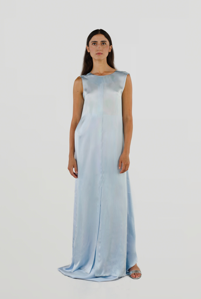 Pro nekonvenční nevěstu nebo naopak družičku jsou perfektní i pastelové modely jako tento nebesky modrý.