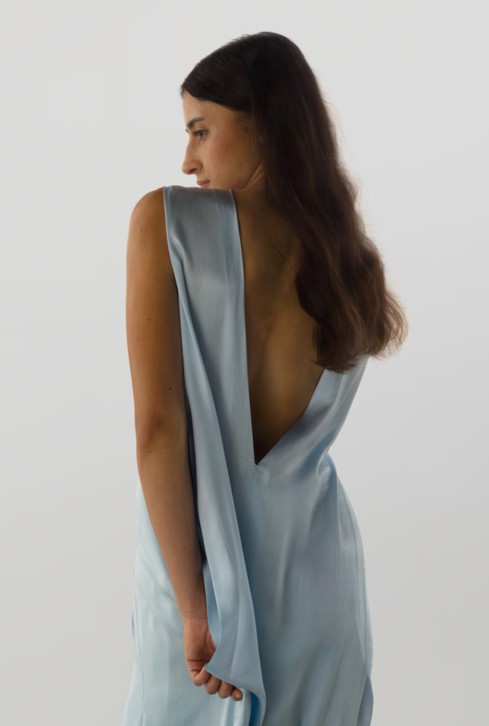 Vepředu šaty vypadají cudně, ale vzadu stále v mezích vkusu a elegance odhalují záda.