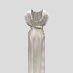 Kromě pásku, který zvýrazní křivky, je svůdný i výstřih na zádech.