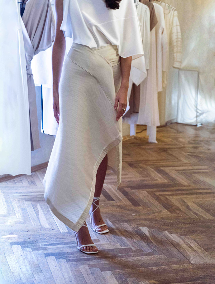 Podle návrhářky nevěsty nemusí nosit jen šaty, ale klidně i top se sukní.