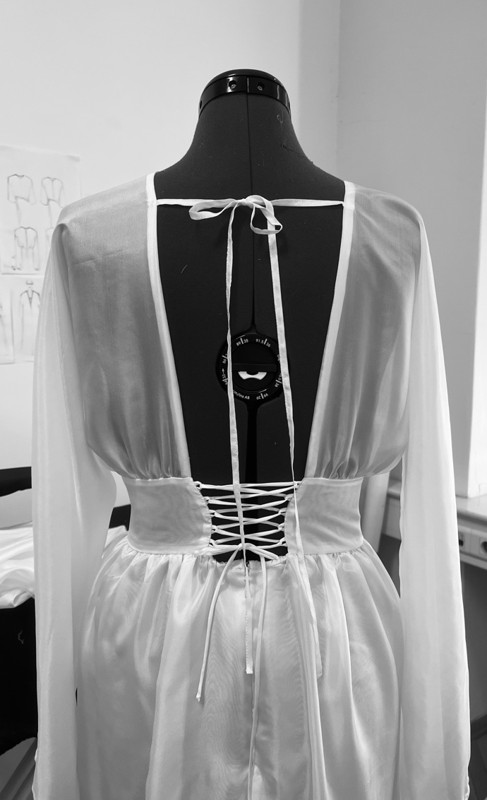 I bílý model se může pyšnit rafinovanými detaily...