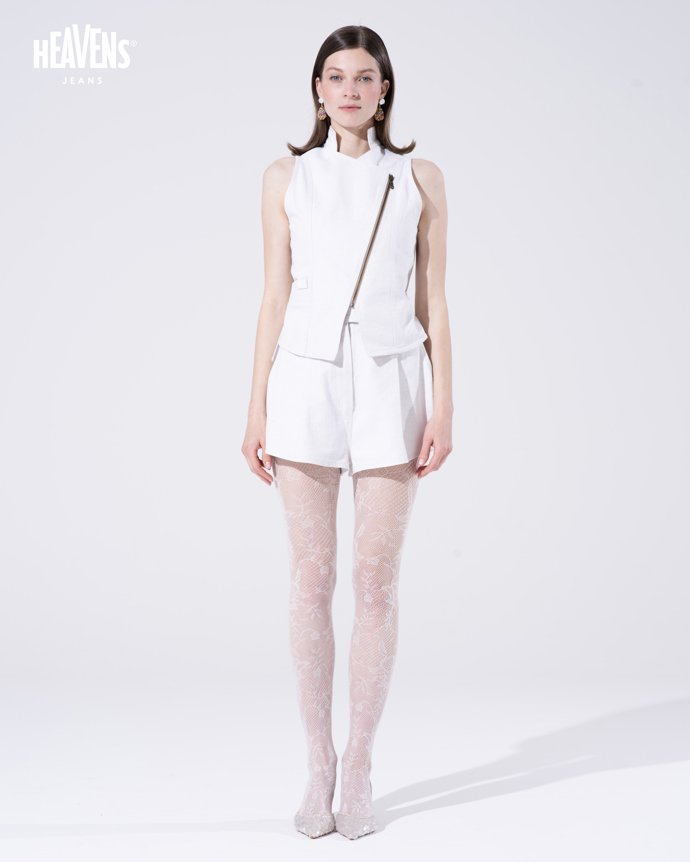 Eleganci přidají doplňky, třeba v podobě krajkových punčocháčů a lodiček.