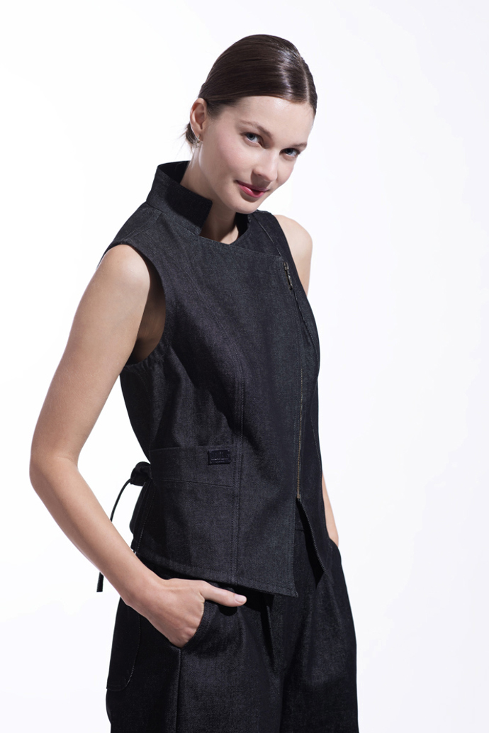 Vázání vzadu zdůrazní pas.