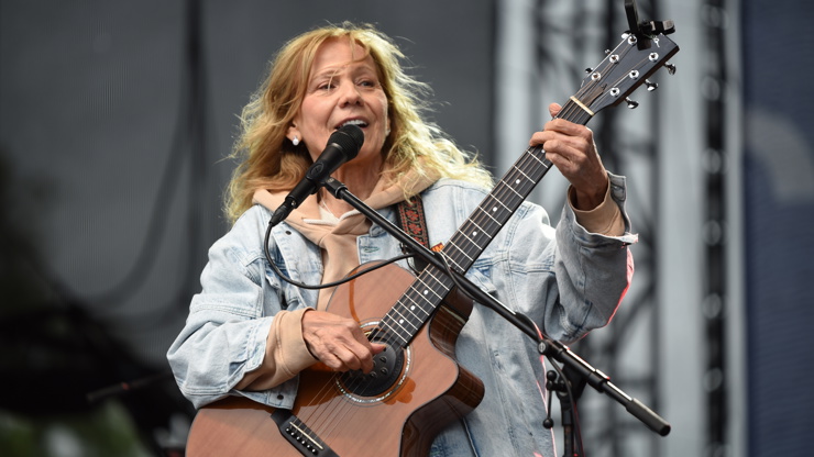 Lenka Filipová spadla ze schodů.