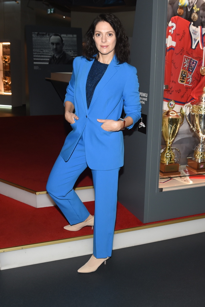 Herečka občas oblékne i barevný kalhotový kostým...