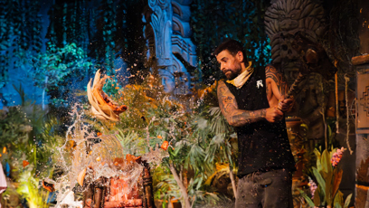 FOTO: Adam si vybral vázu s vodou.